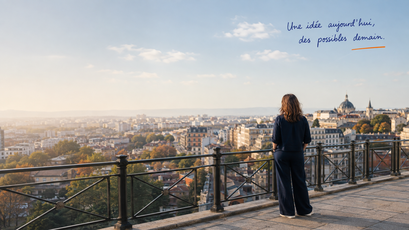 Une entrepreneure face à une ville, symbole des possibles d’un projet.