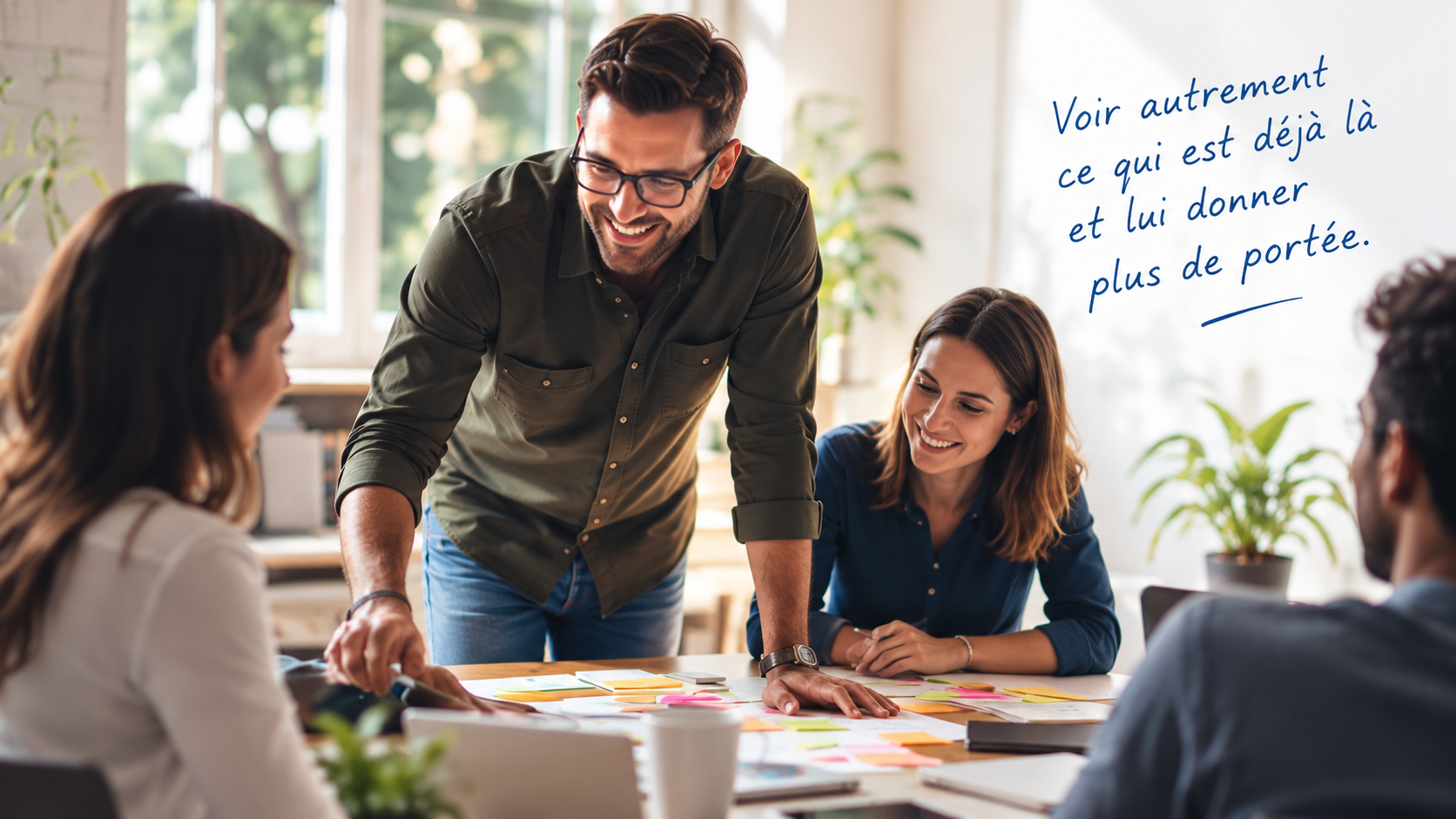 Un collectif échange autour de ses idées et de ses ressources dans un espace de travail lumineux.