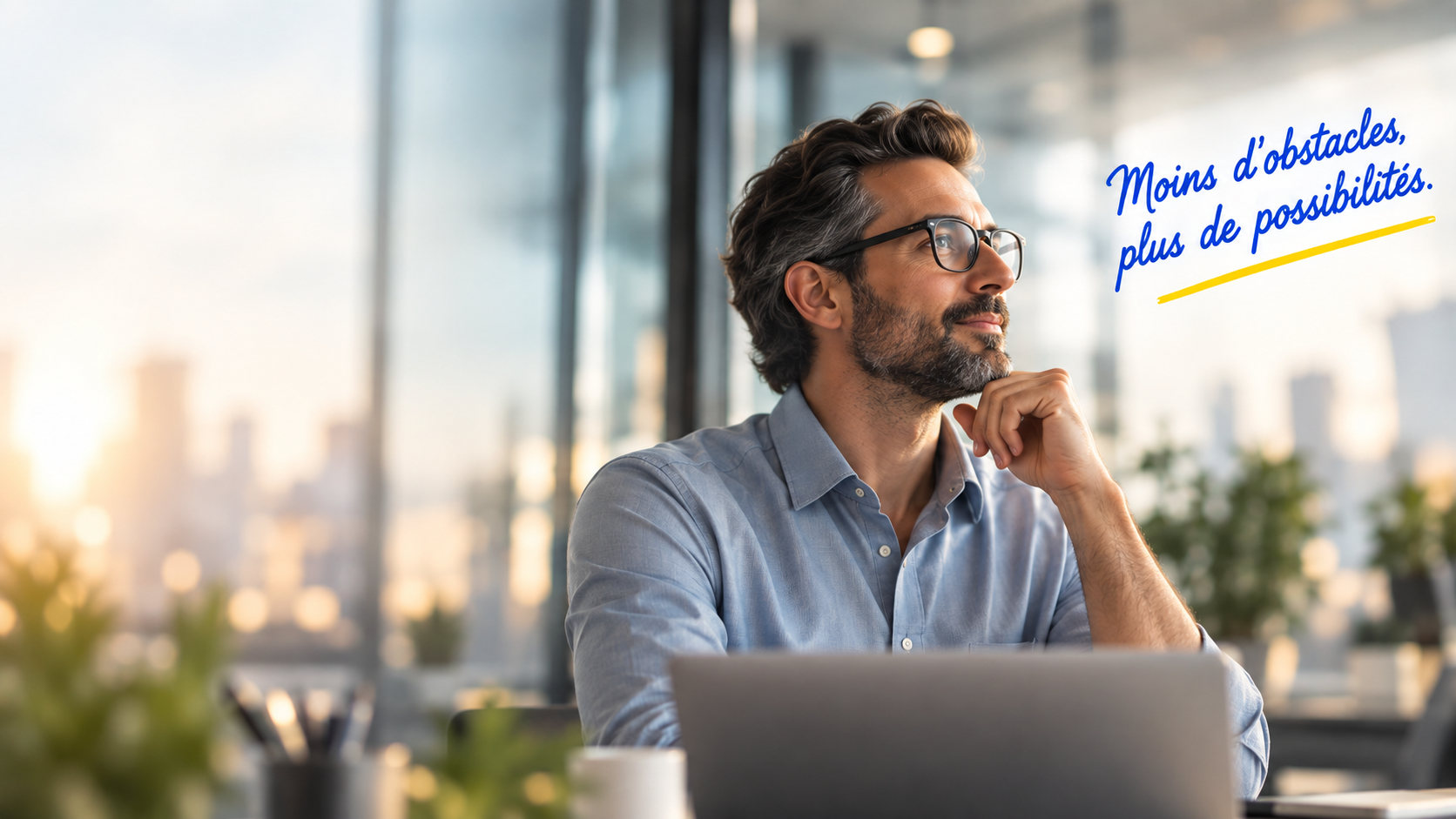 Un homme regarde au loin depuis son bureau. Annotation : « Moins d’obstacles, plus de possibilités. »