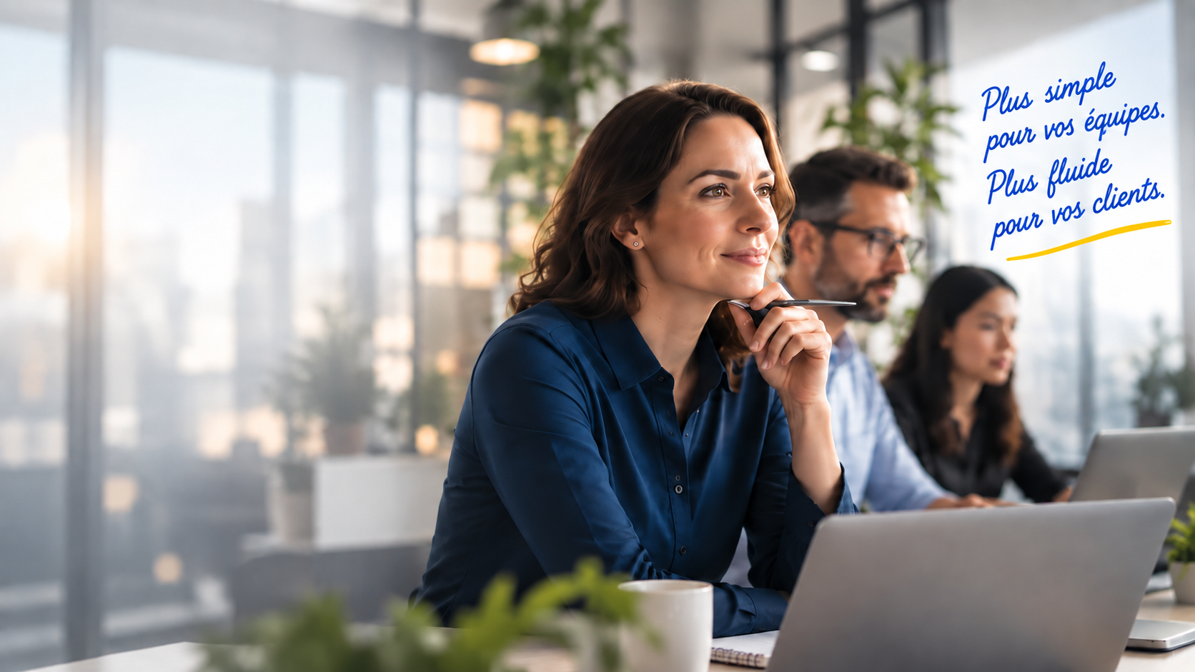 Une femme réfléchit dans un espace de travail partagé. Annotation : « Plus simple pour vos équipes. Plus fluide pour vos clients. »